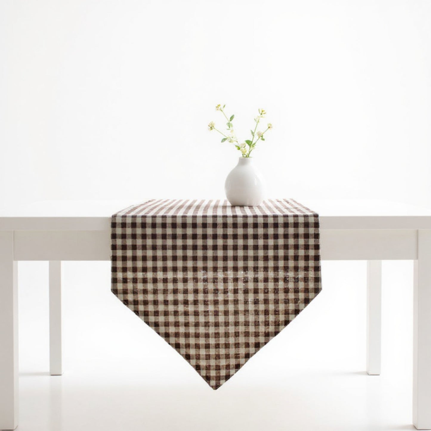 Anna-Kaci Dainty Daisy Print Tablecloth with Soft Neutral Background