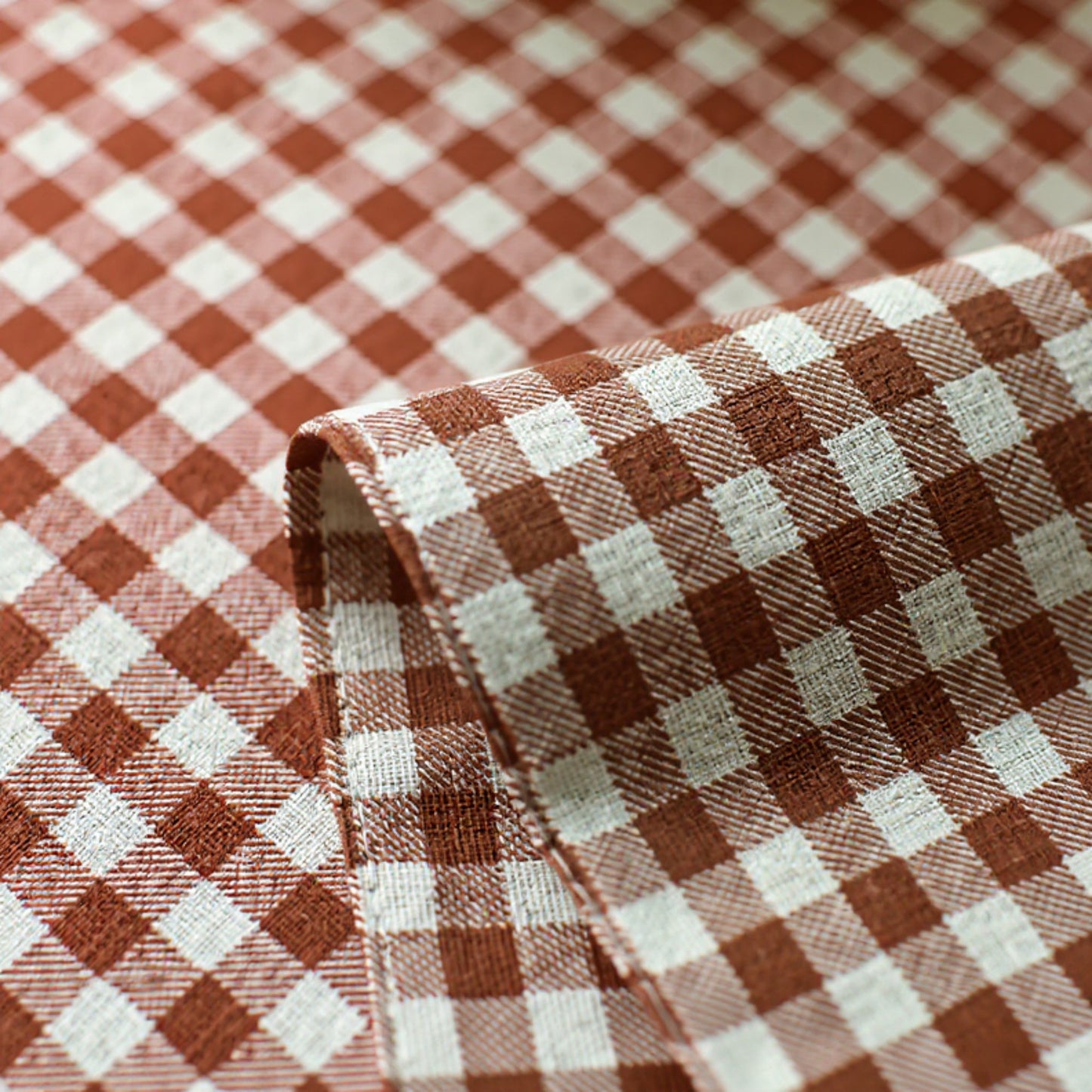 Anna-Kaci Dainty Daisy Print Tablecloth with Soft Neutral Background