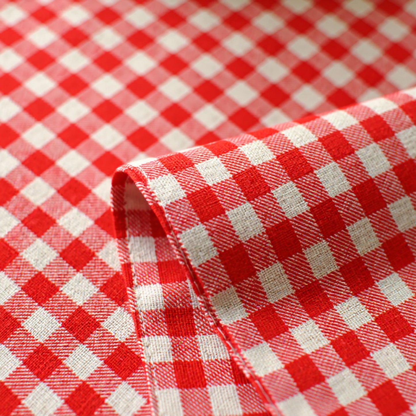 Anna-Kaci Dainty Daisy Print Tablecloth with Soft Neutral Background