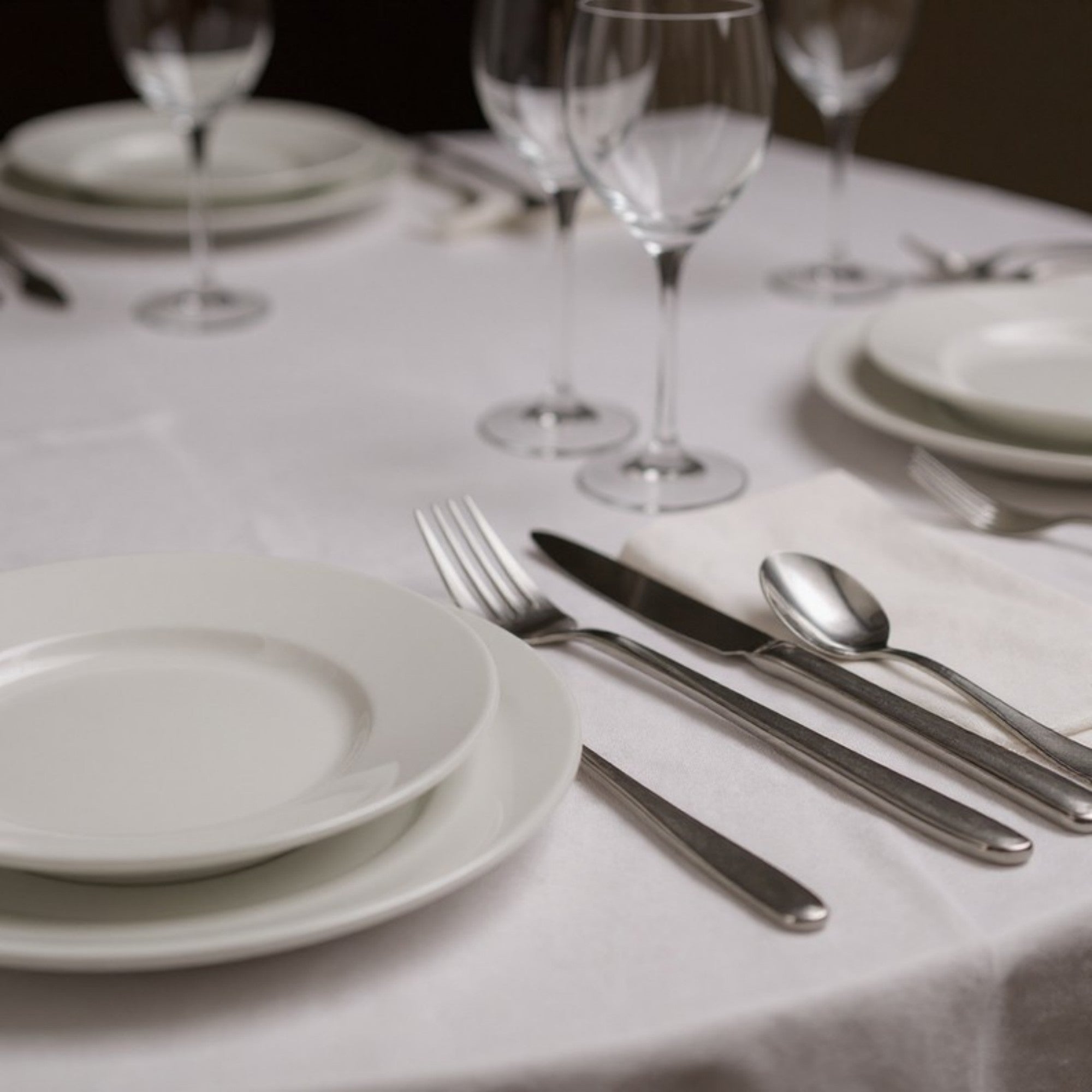 Anna-Kaci Polished Cutlery Set with Coordinated Flatware Pieces and Decorative Storage Box