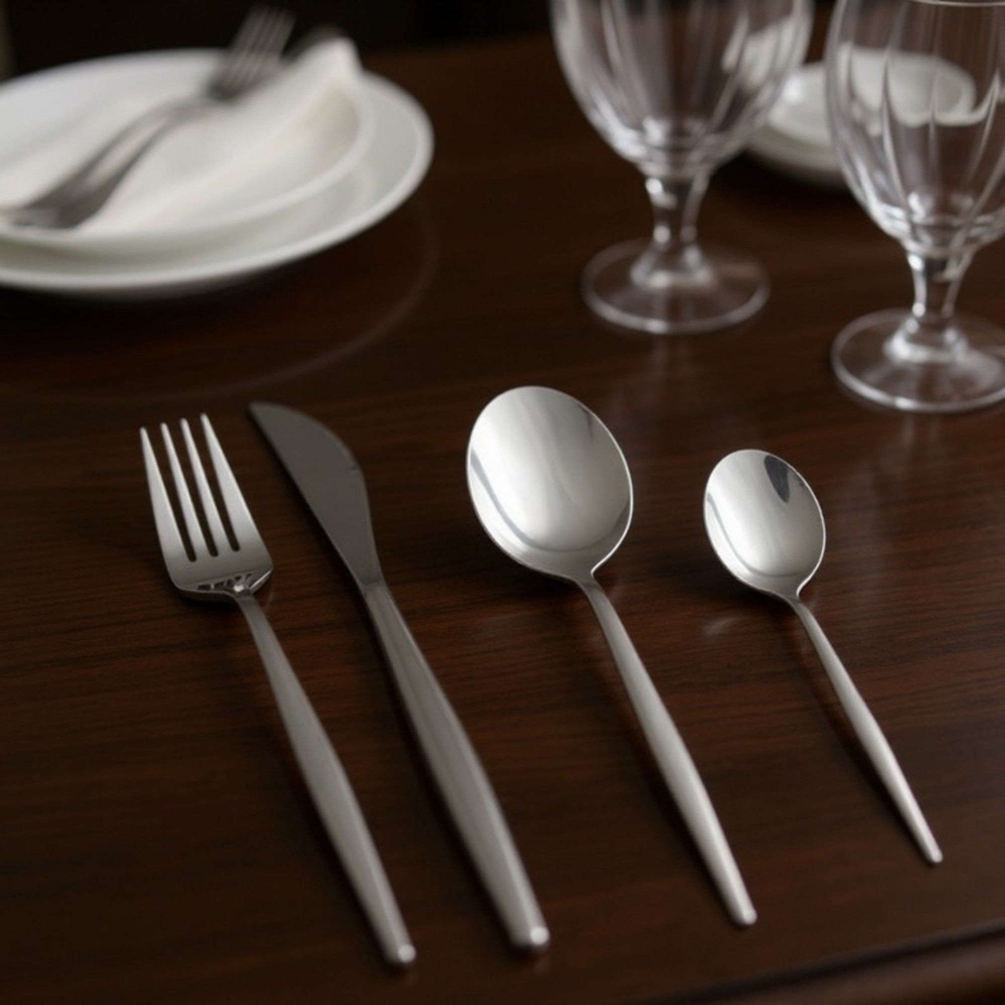 Anna-Kaci Polished Cutlery Set with Coordinated Flatware Pieces and Decorative Storage Box