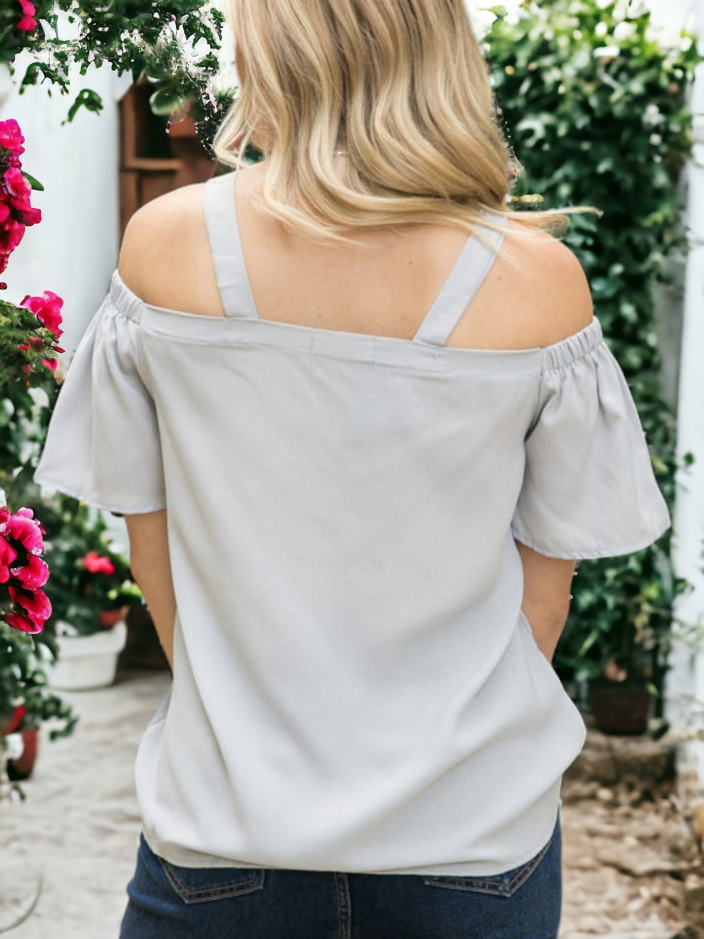 Top liso con hombros descubiertos y aberturas