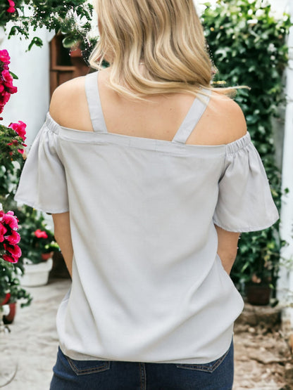Top liso con hombros descubiertos y aberturas