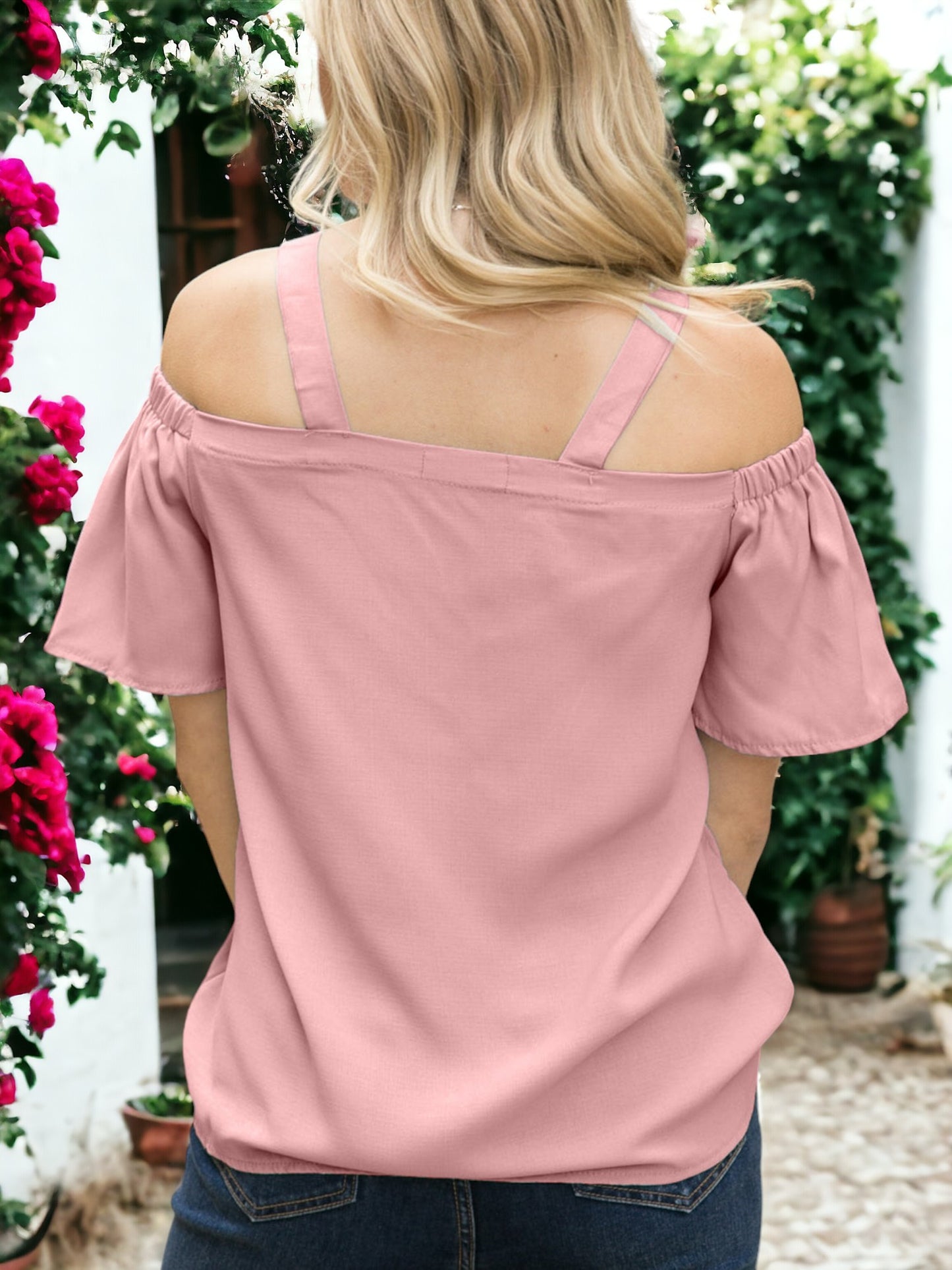 Top liso con hombros descubiertos y aberturas