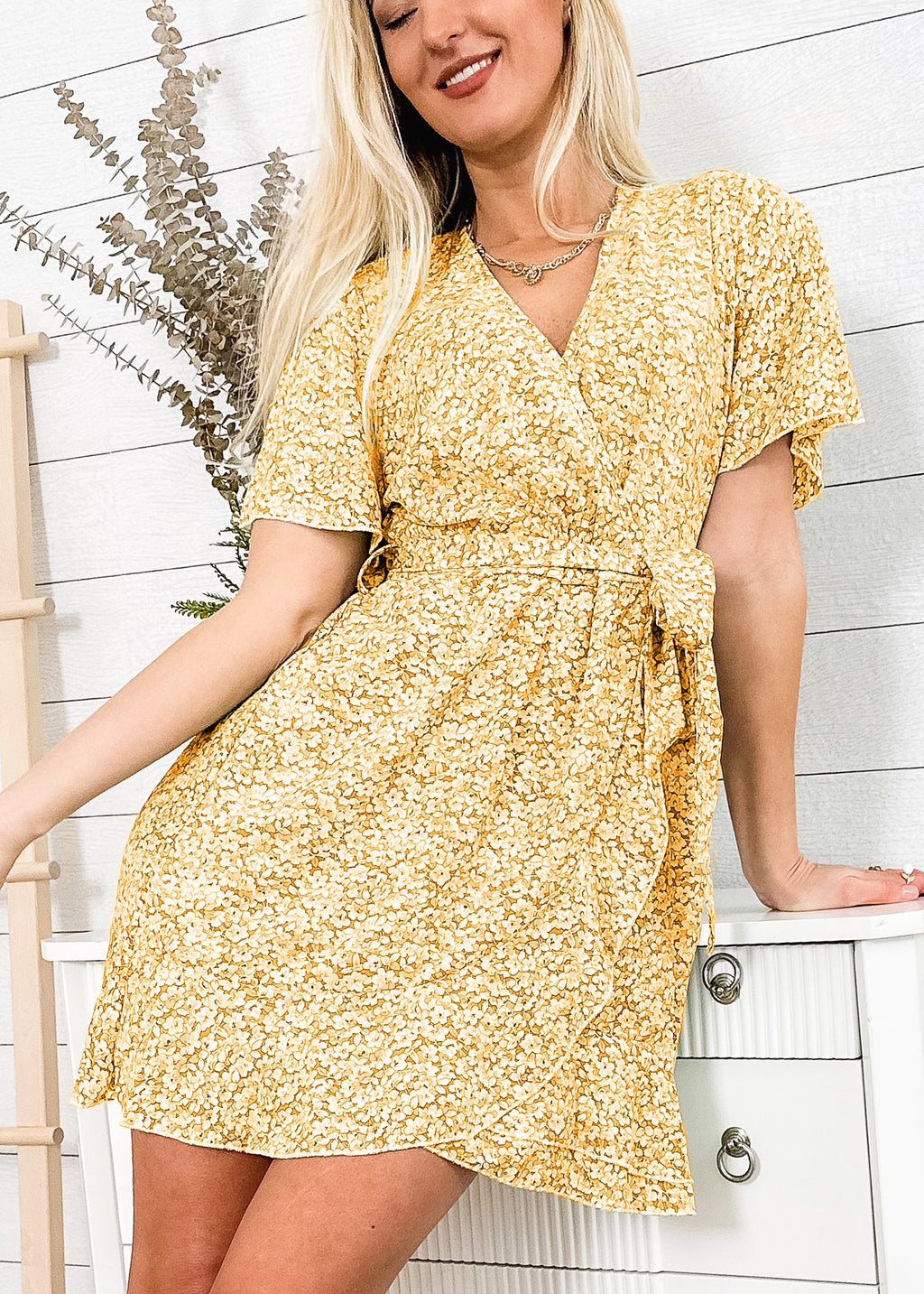 Vestido corto cruzado con escote en V y estampado floral 