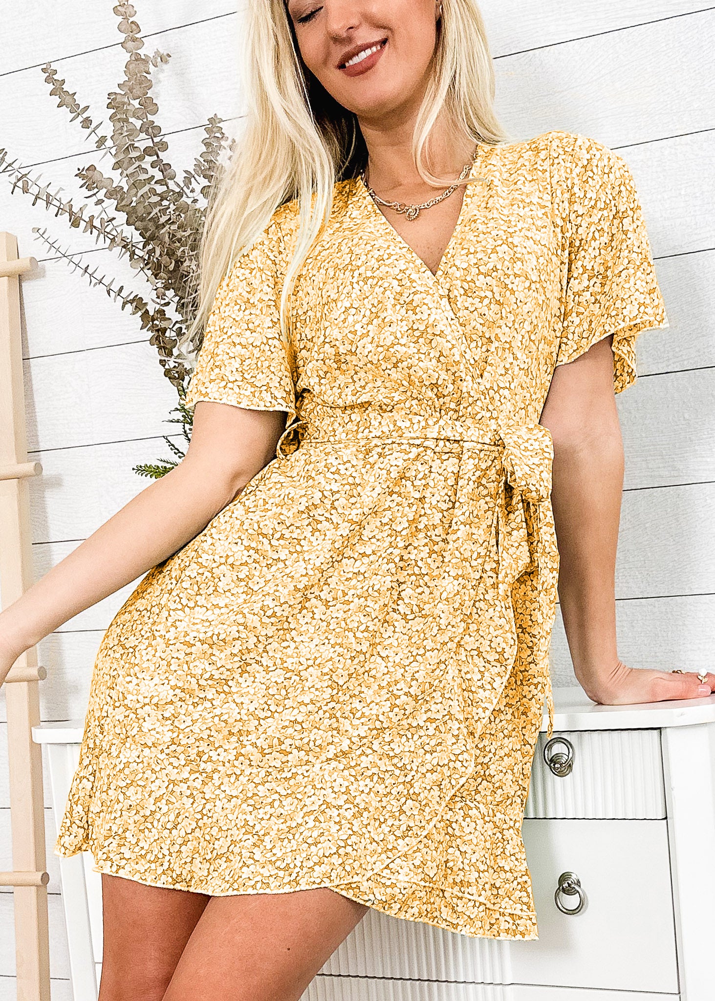 Vestido corto cruzado con escote en V y estampado floral 