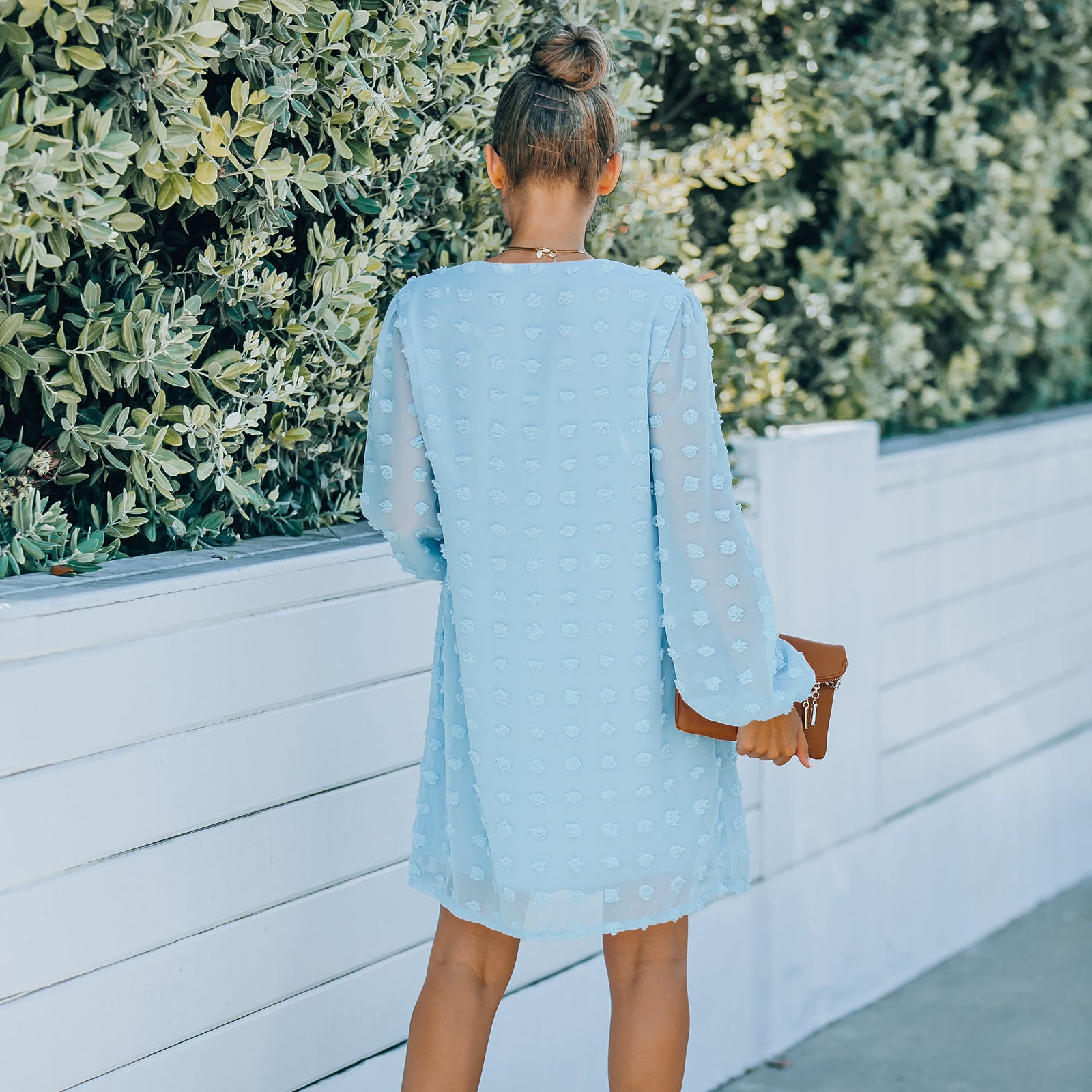 Vestido recto ligero con lunares y clip