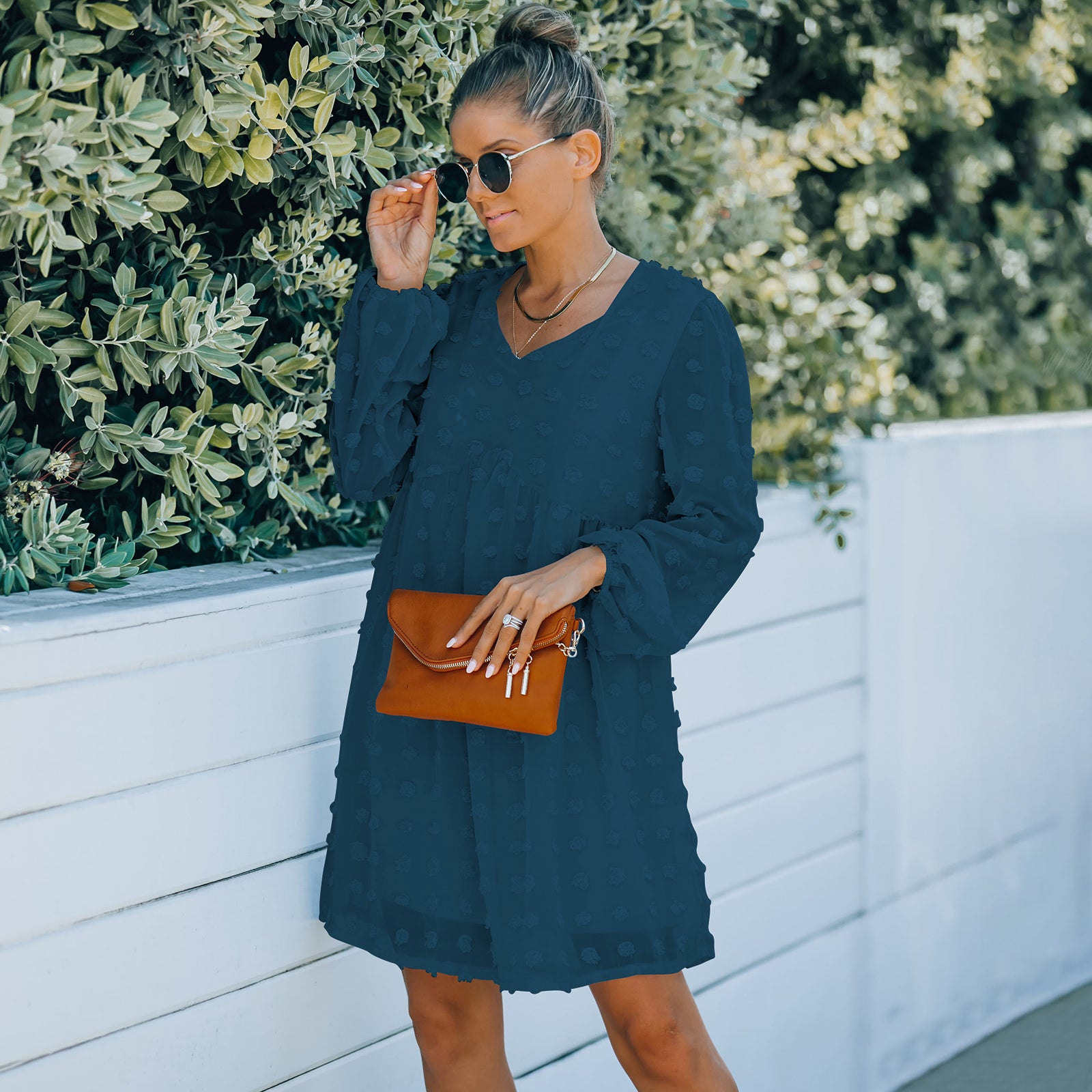 Vestido recto ligero con lunares y clip