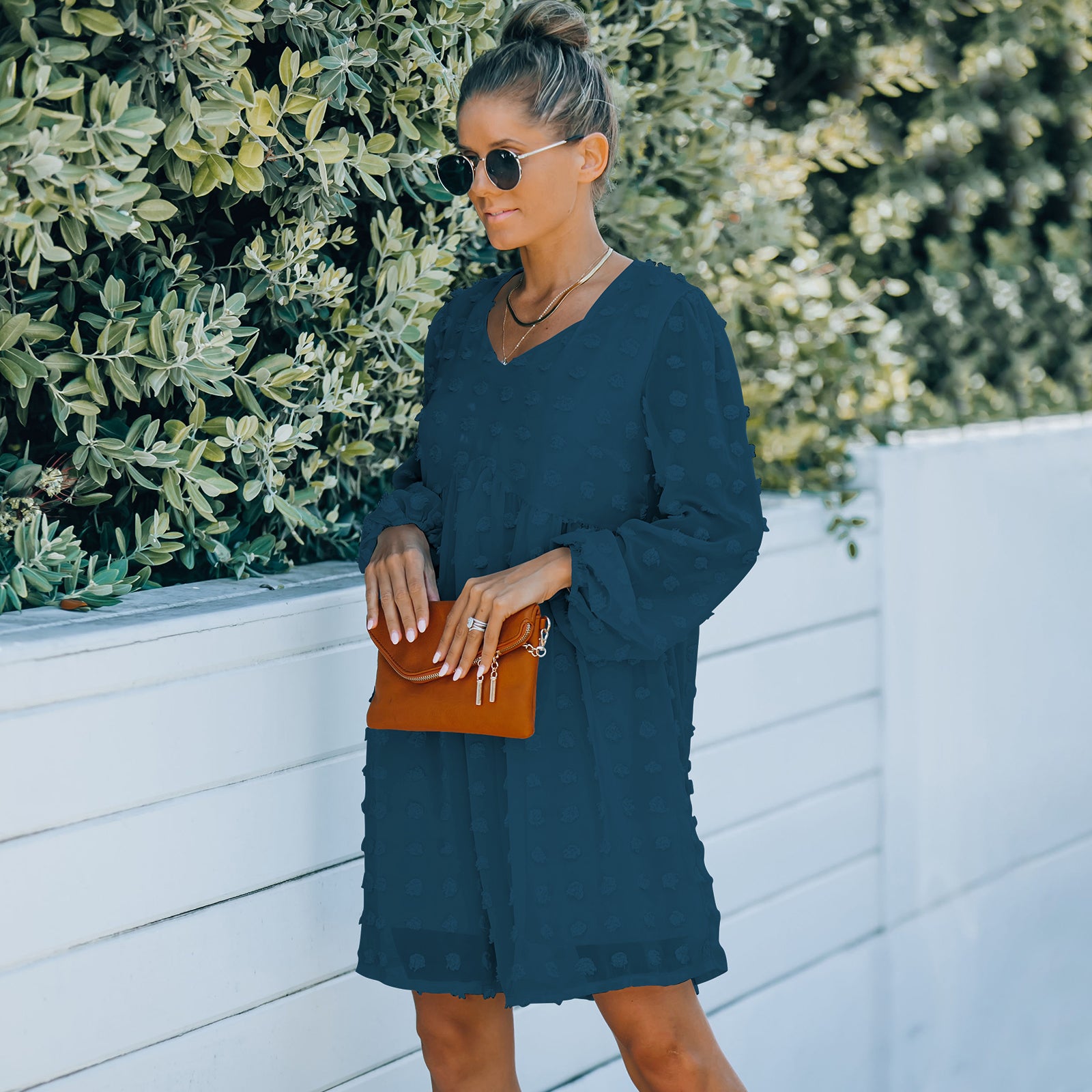 Vestido recto ligero con lunares y clip