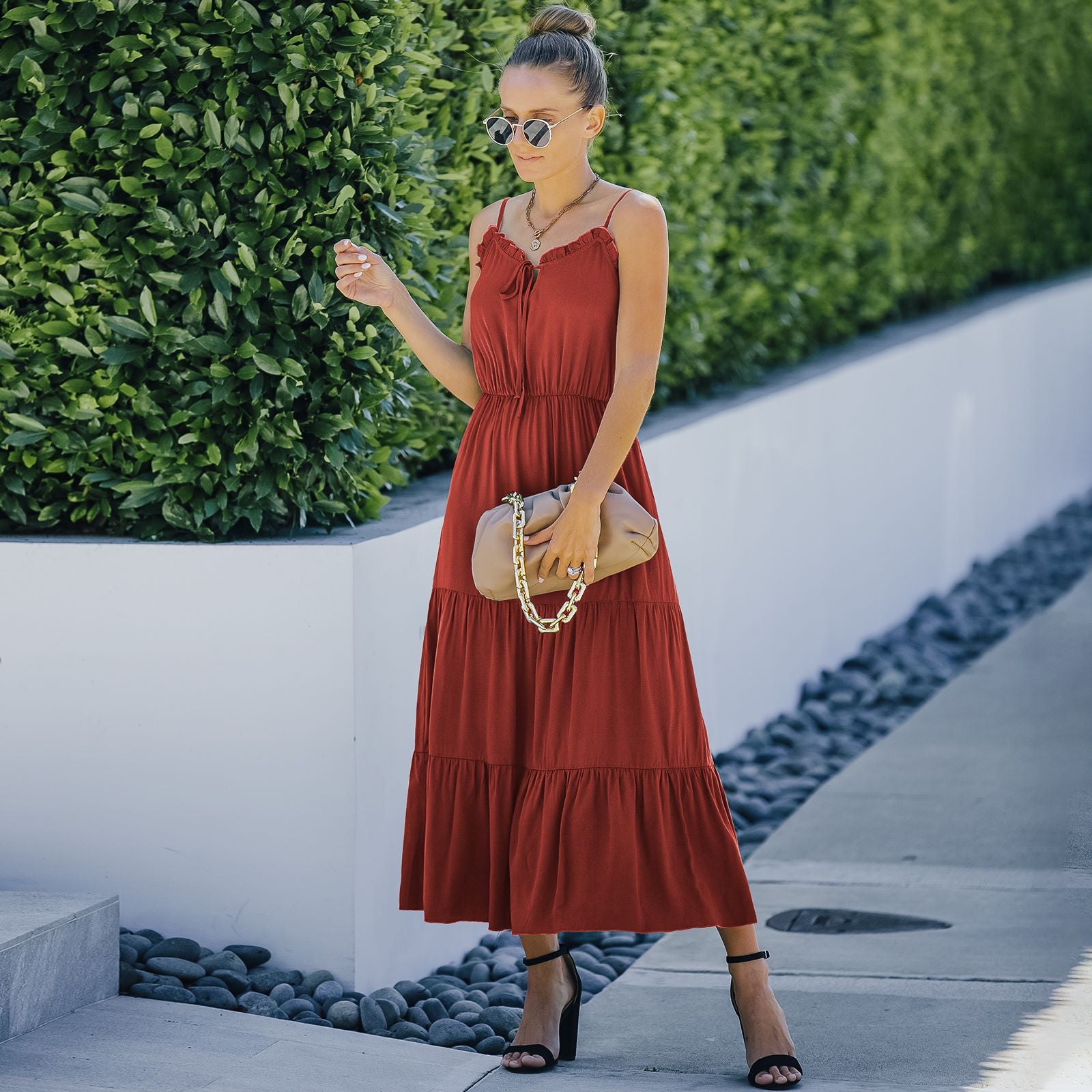 Vestido con tirantes y dobladillo con volantes en color liso