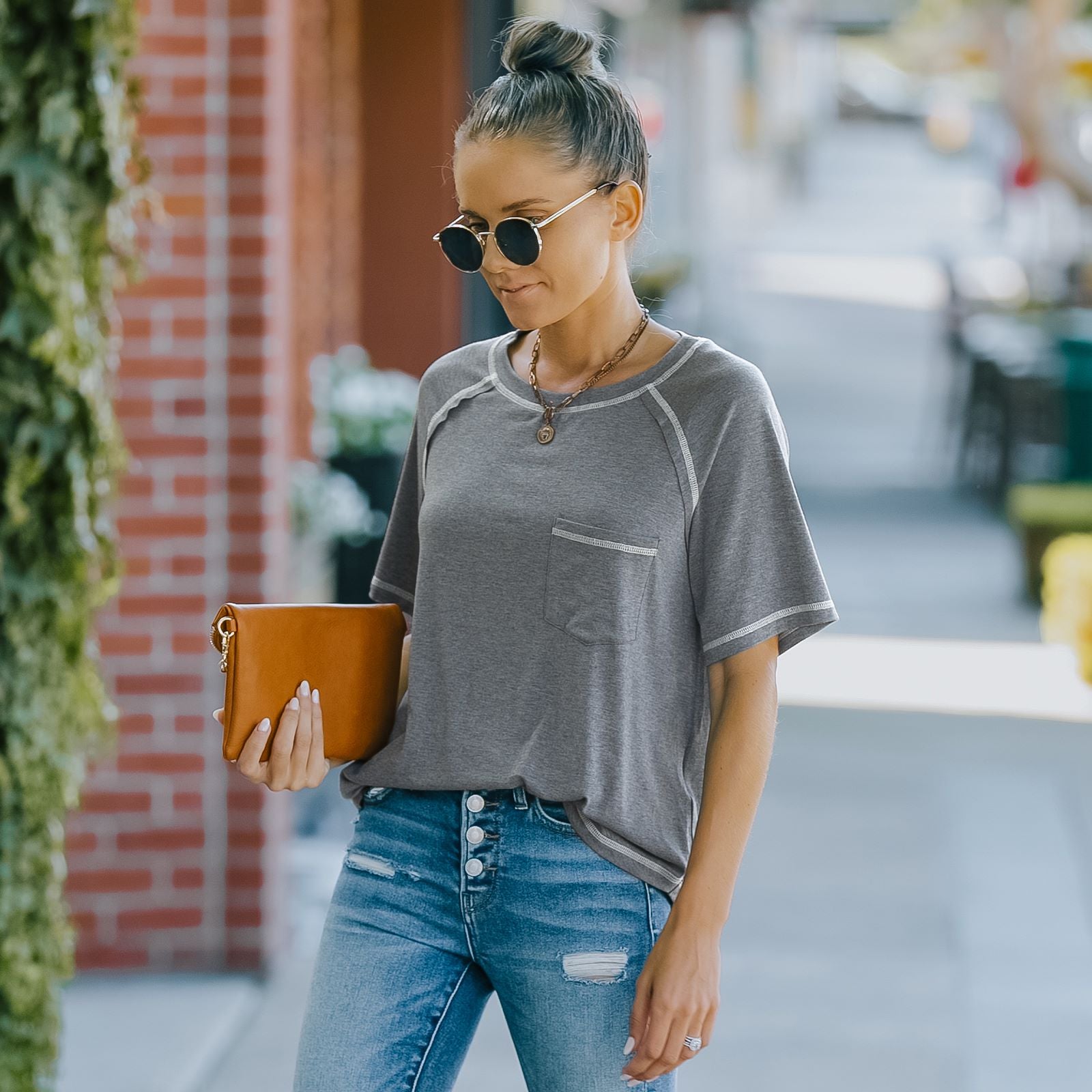 Camiseta básica de verano con cuello redondo, manga corta y bolsillo en el pecho