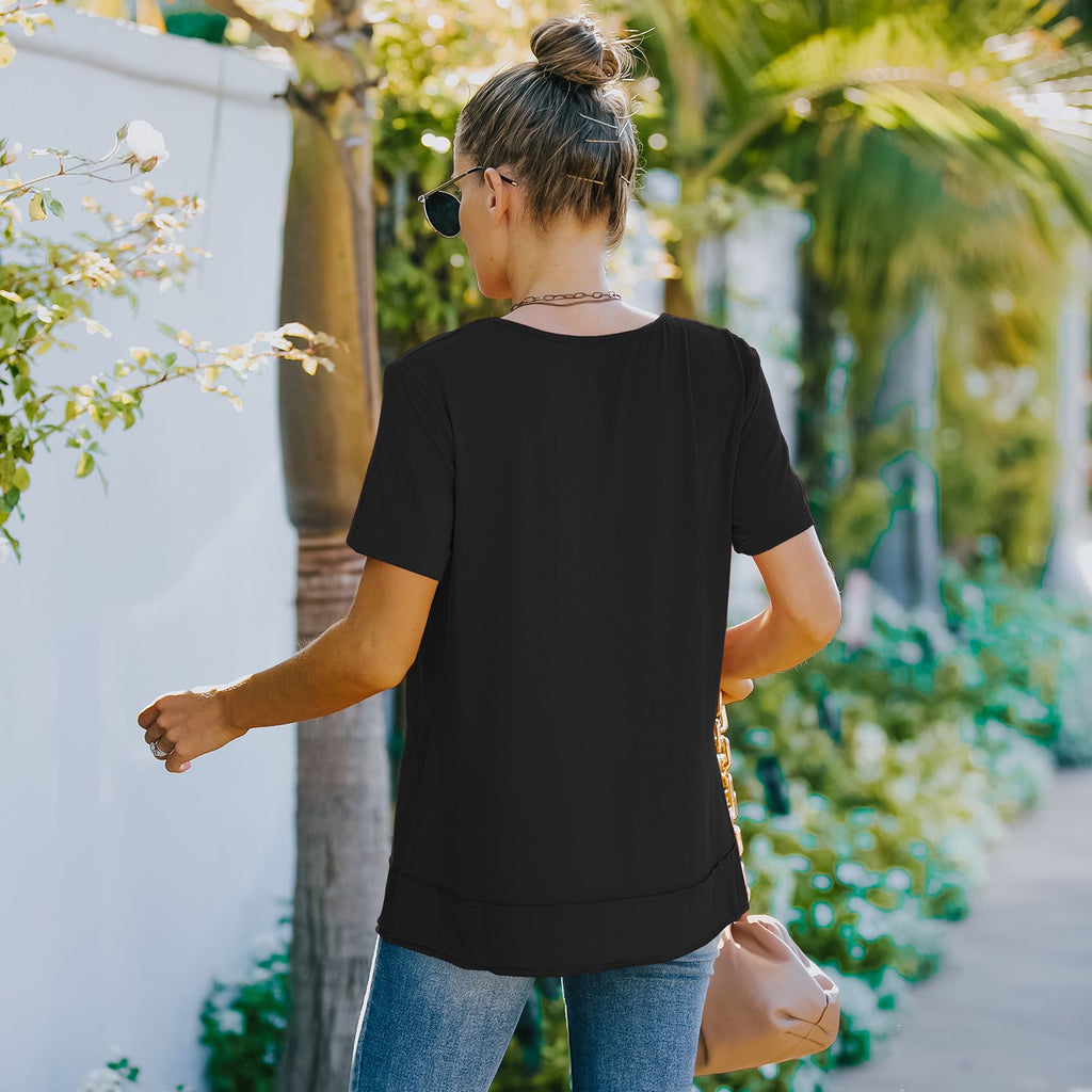 Camisa de verano de manga corta con botones decorativos y cuello redondo en color liso