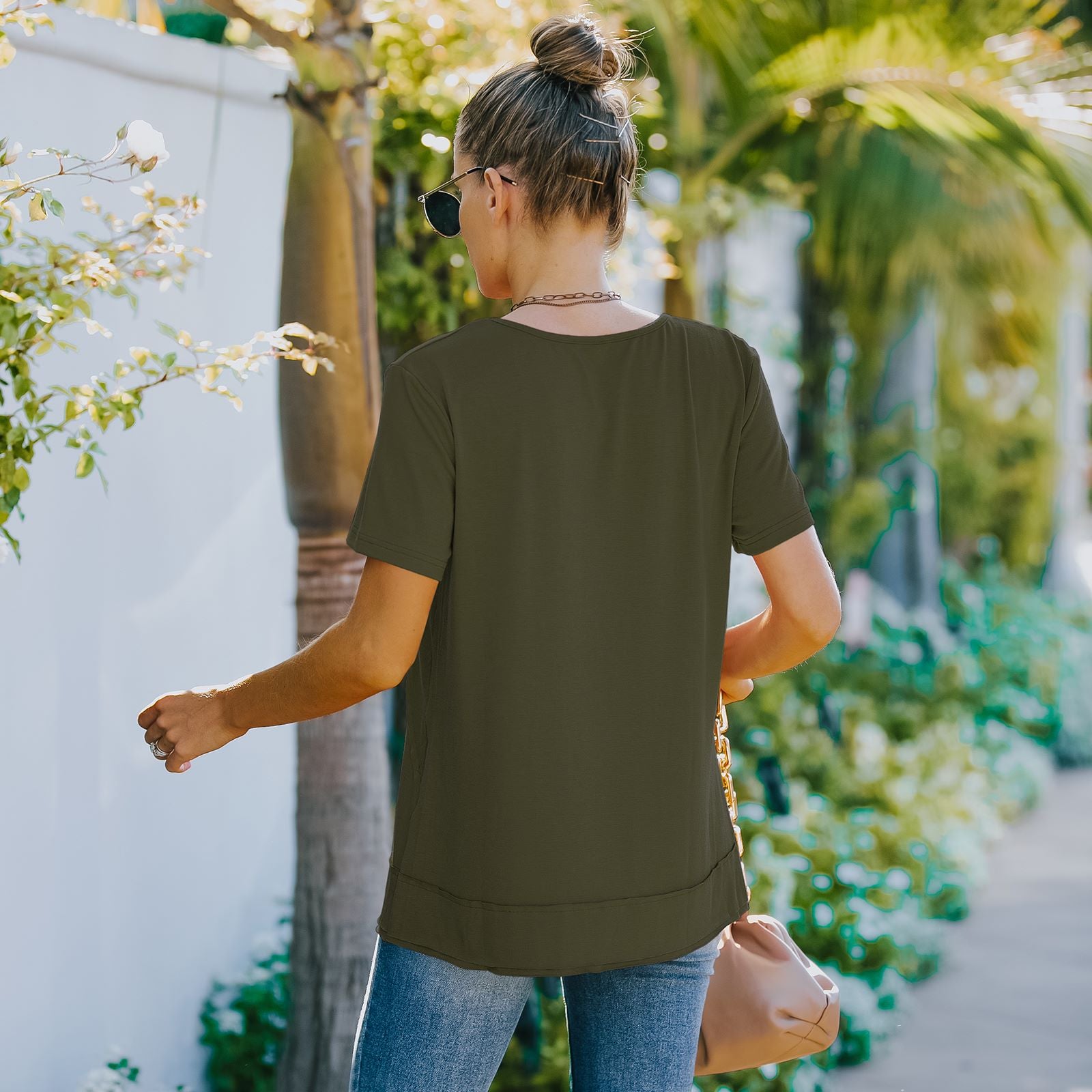 Camisa de verano de manga corta con botones decorativos y cuello redondo en color liso