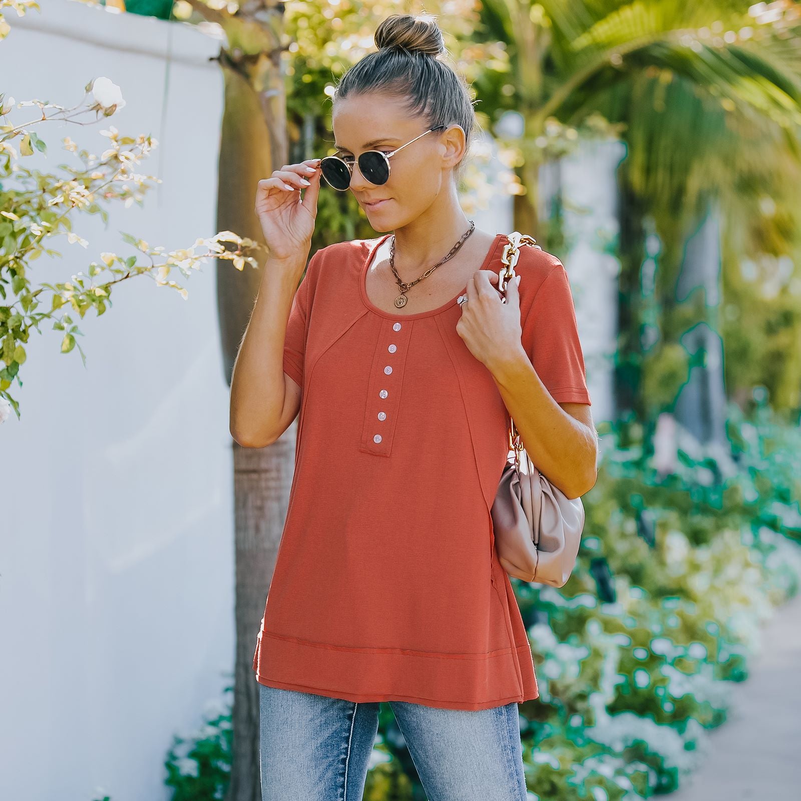 Camisa de verano de manga corta con botones decorativos y cuello redondo en color liso