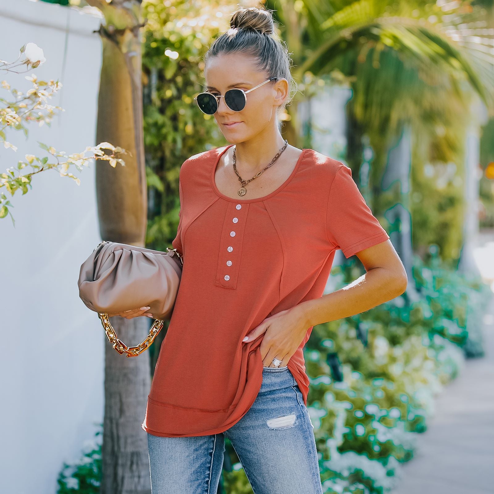 Camisa de verano de manga corta con botones decorativos y cuello redondo en color liso