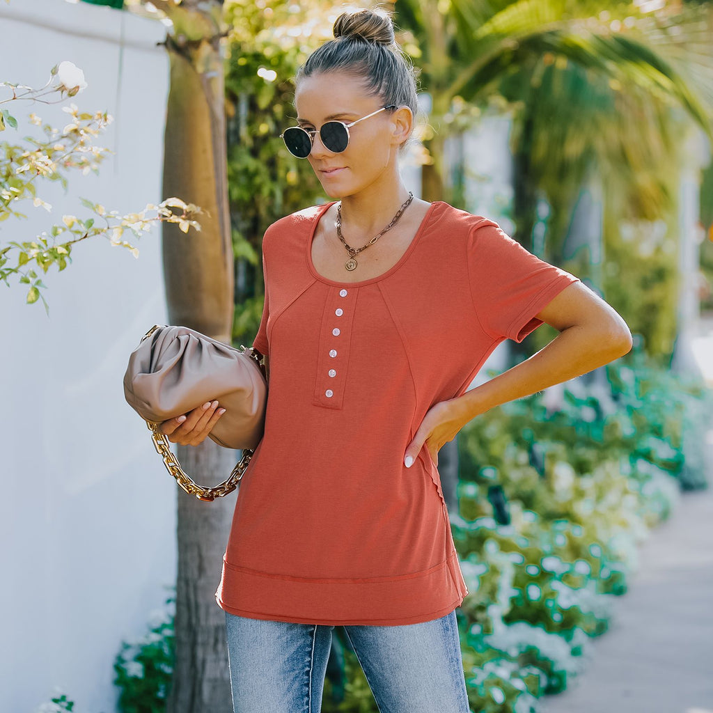 Camisa de verano de manga corta con botones decorativos y cuello redondo en color liso