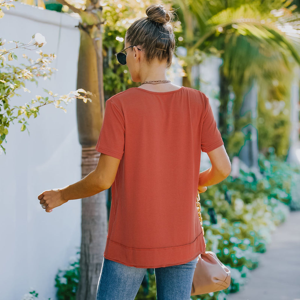 Camisa de verano de manga corta con botones decorativos y cuello redondo en color liso