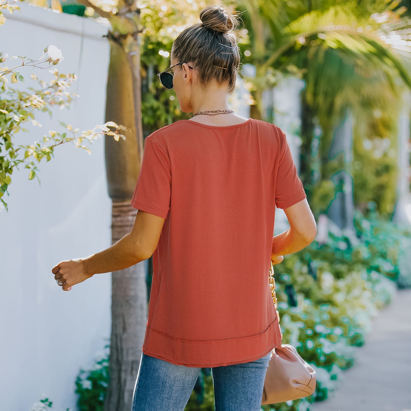 Camisa de verano de manga corta con botones decorativos y cuello redondo en color liso