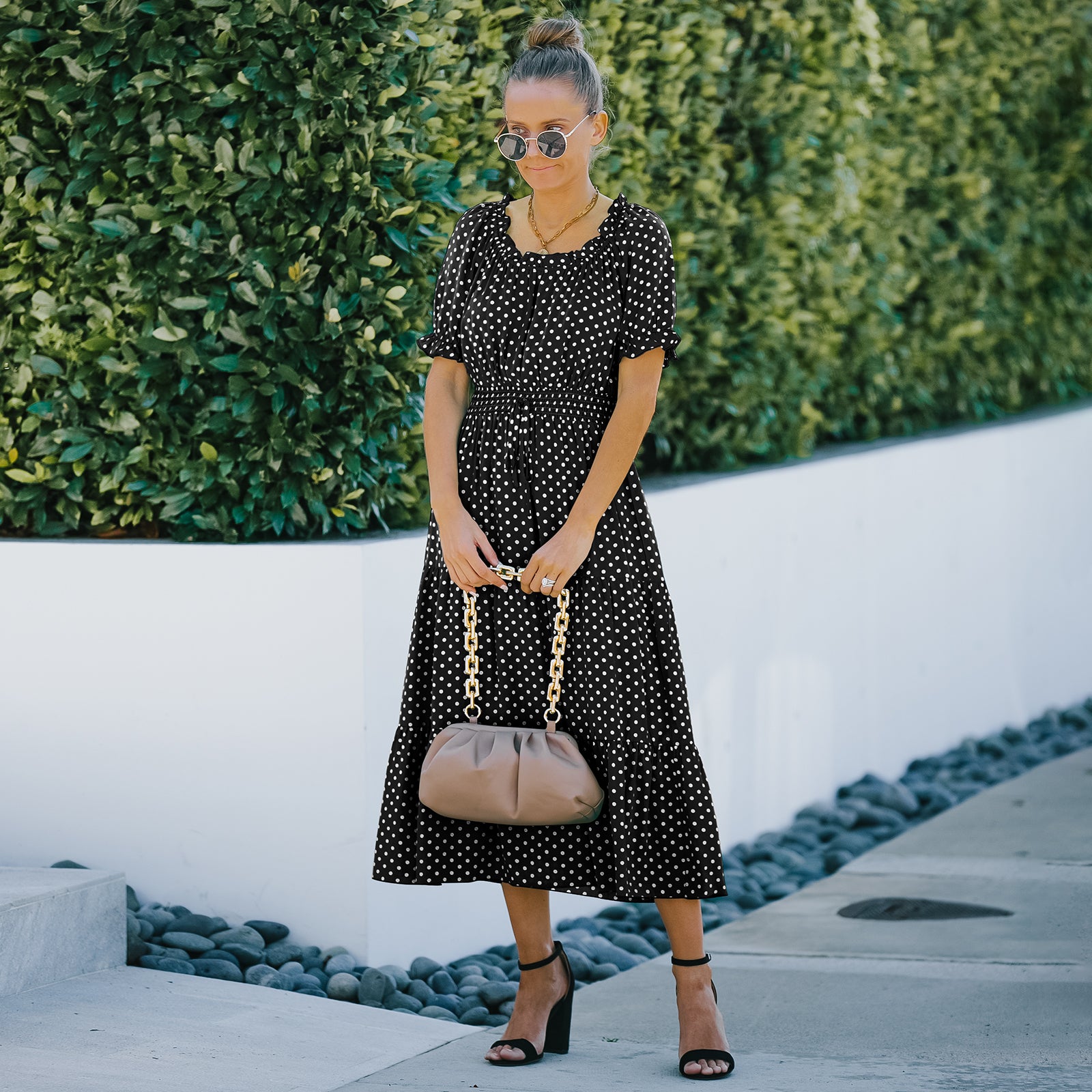 Elegante vestido largo con dobladillo con volantes y lunares