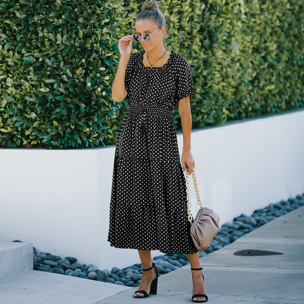 Elegante vestido largo con dobladillo con volantes y lunares