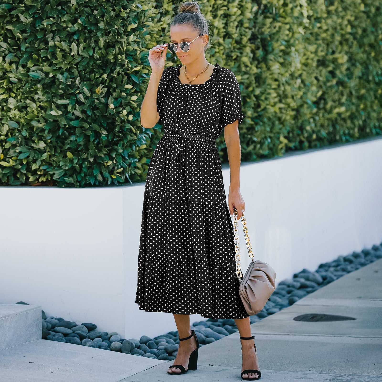 Elegante vestido largo con dobladillo con volantes y lunares