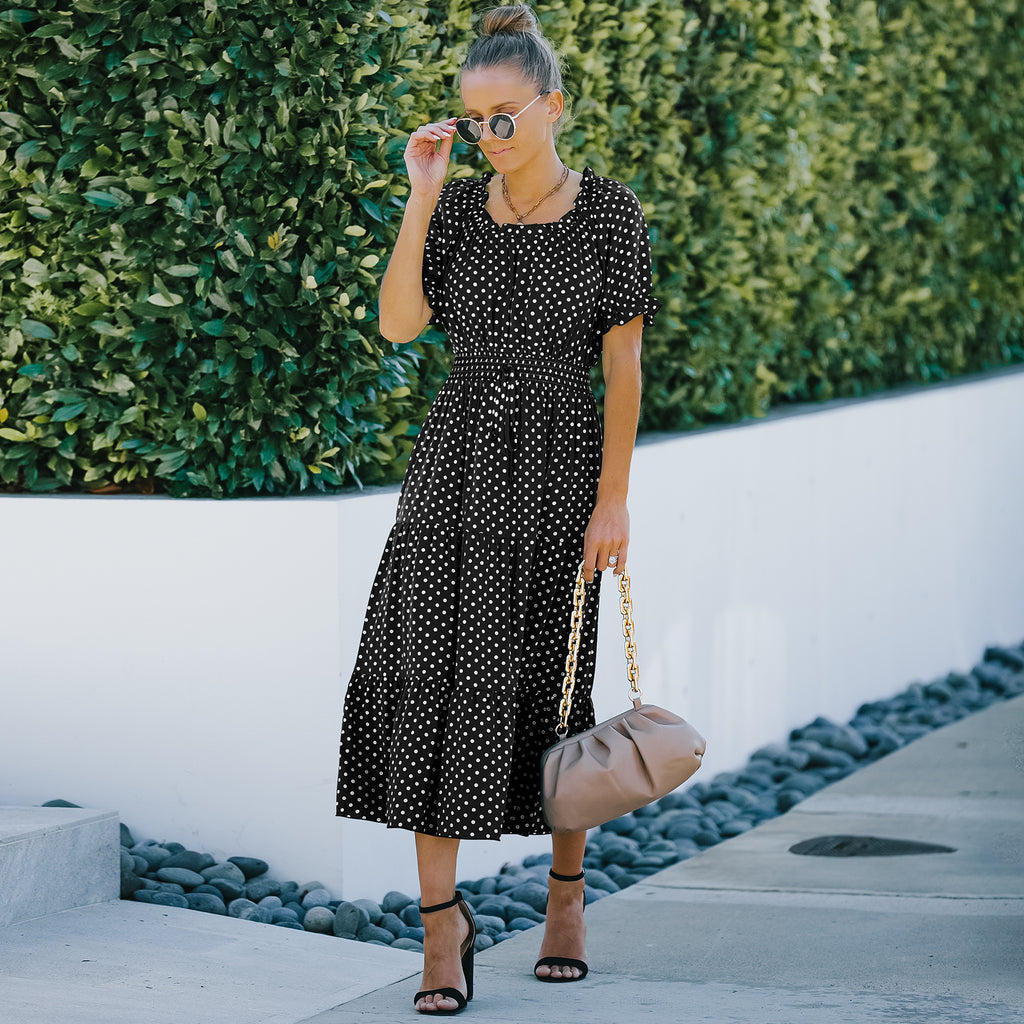 Elegante vestido largo con dobladillo con volantes y lunares