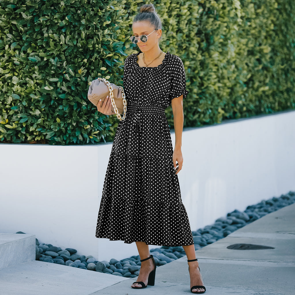 Elegante vestido largo con dobladillo con volantes y lunares