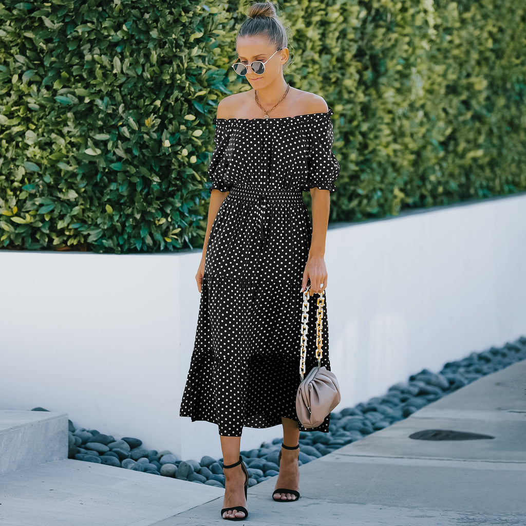 Elegante vestido largo con dobladillo con volantes y lunares
