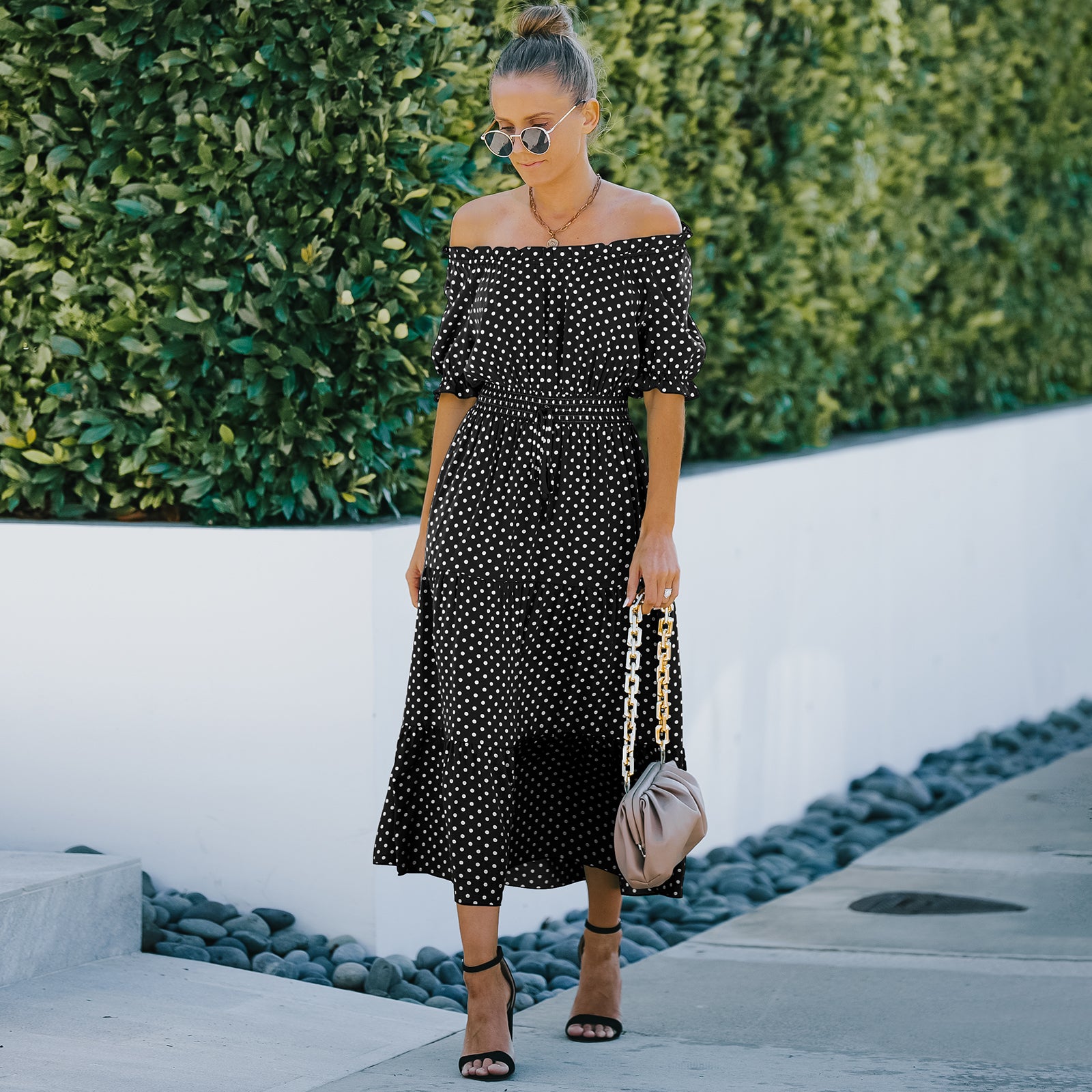 Elegante vestido largo con dobladillo con volantes y lunares