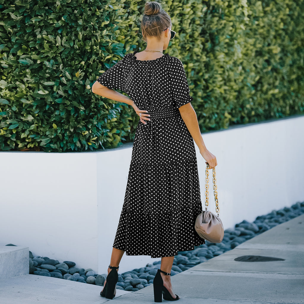 Elegante vestido largo con dobladillo con volantes y lunares