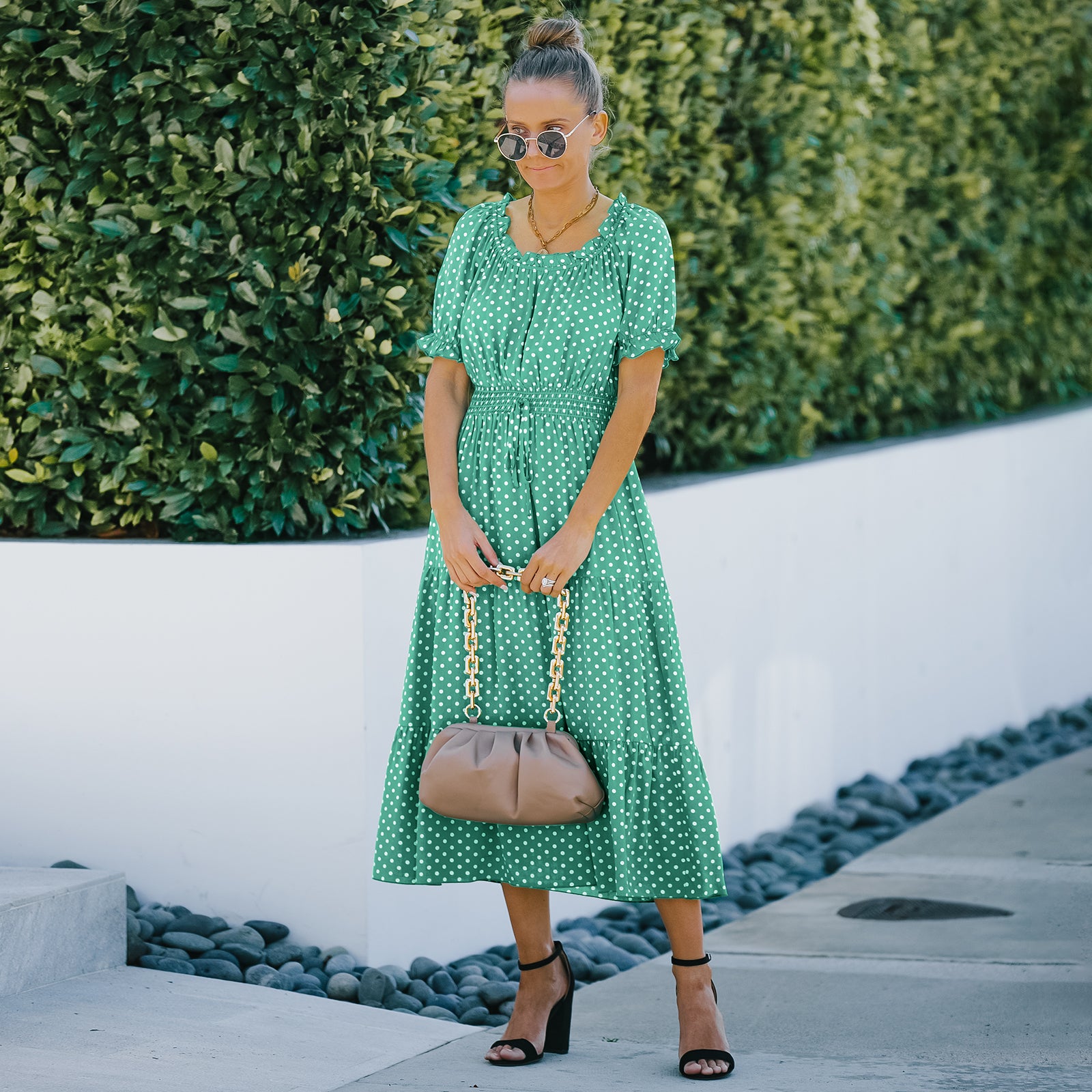 Elegante vestido largo con dobladillo con volantes y lunares