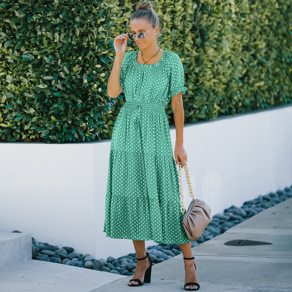 Elegante vestido largo con dobladillo con volantes y lunares