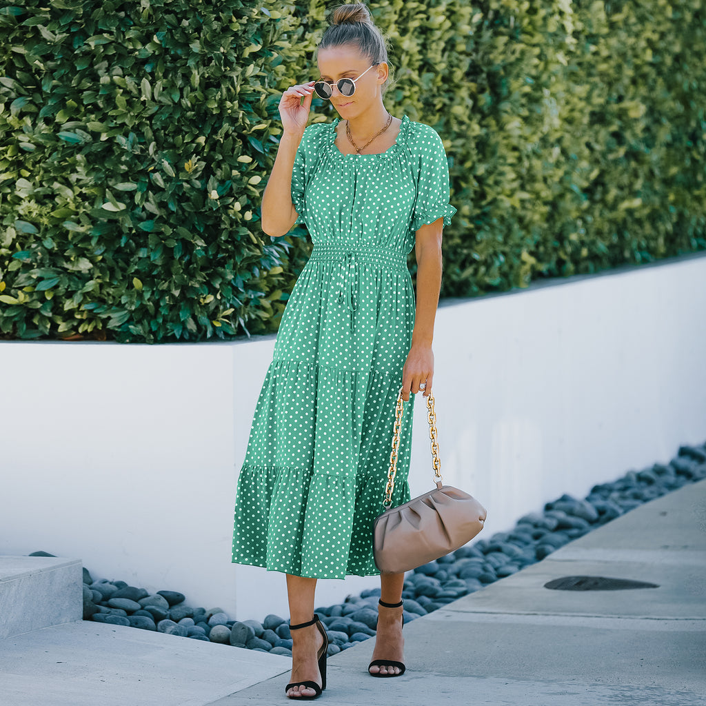 Elegante vestido largo con dobladillo con volantes y lunares