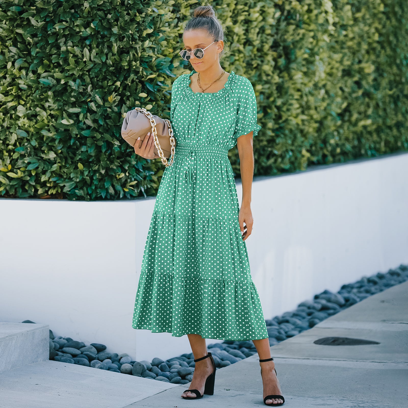 Elegante vestido largo con dobladillo con volantes y lunares
