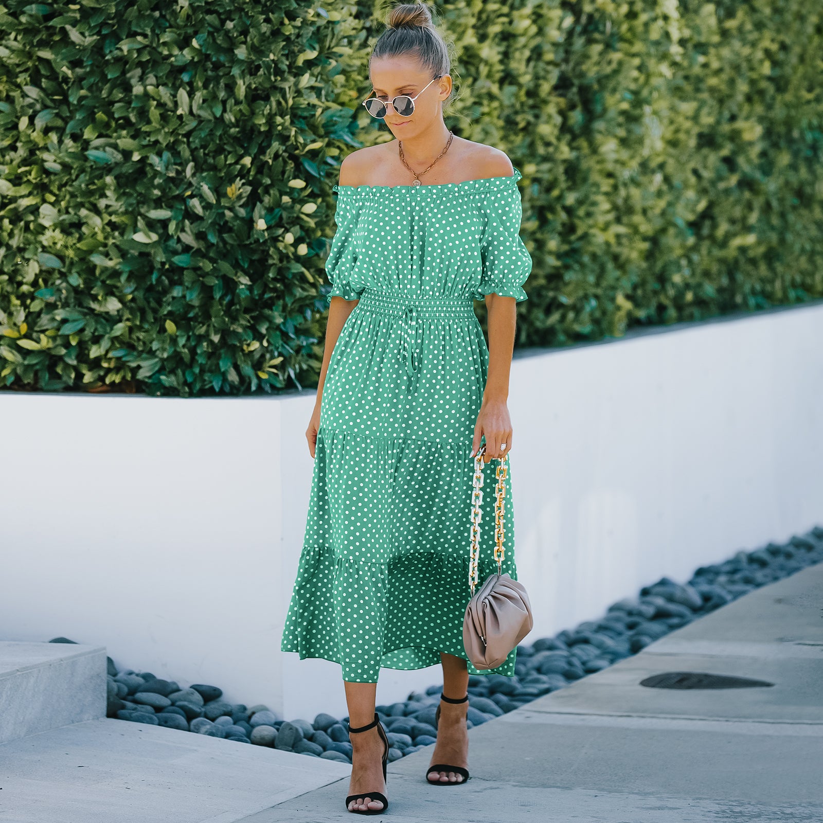 Elegante vestido largo con dobladillo con volantes y lunares