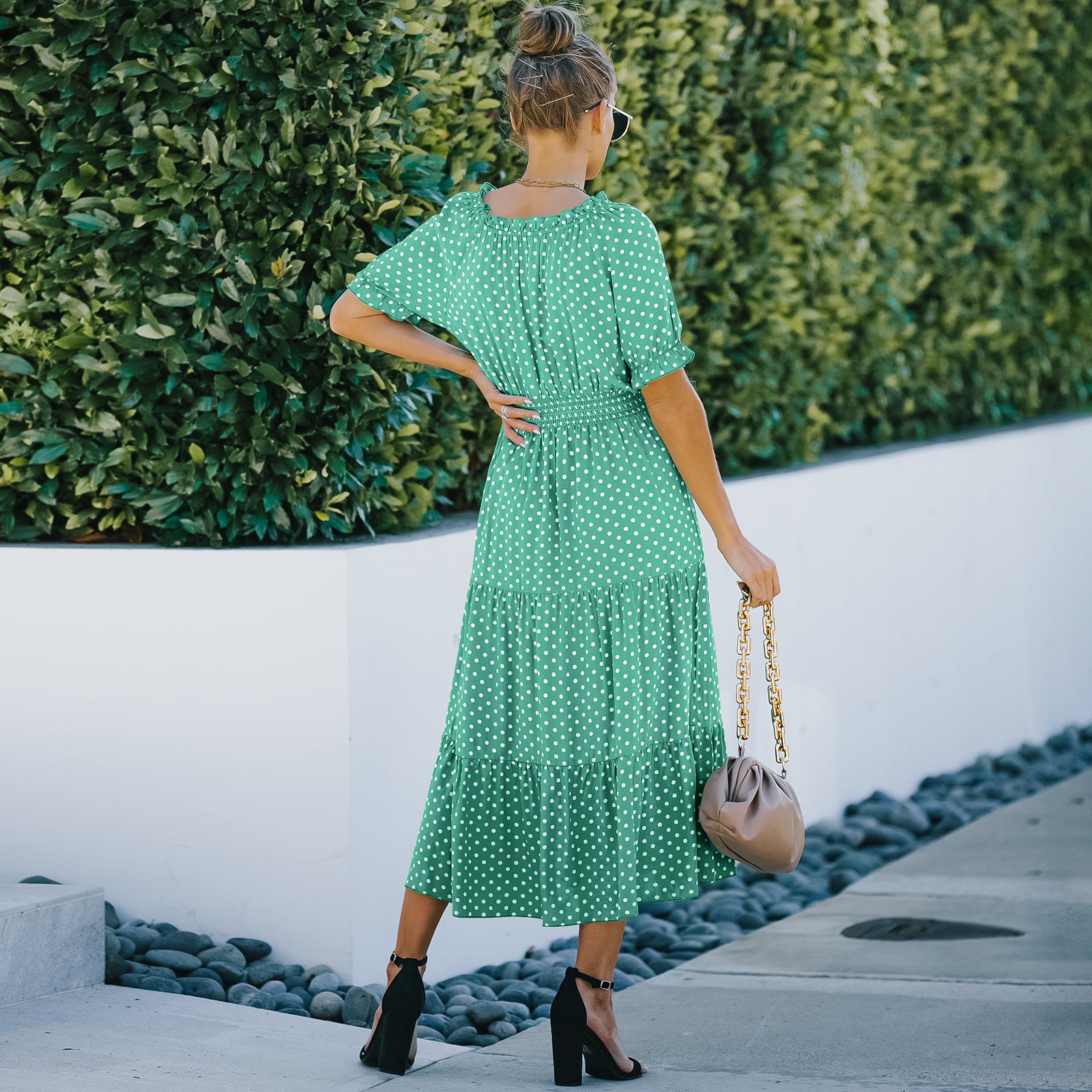 Elegante vestido largo con dobladillo con volantes y lunares