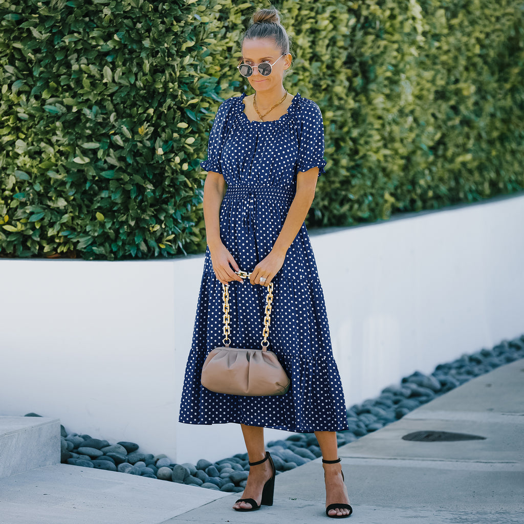 Elegante vestido largo con dobladillo con volantes y lunares