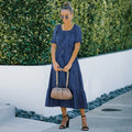 Elegante vestido largo con dobladillo con volantes y lunares