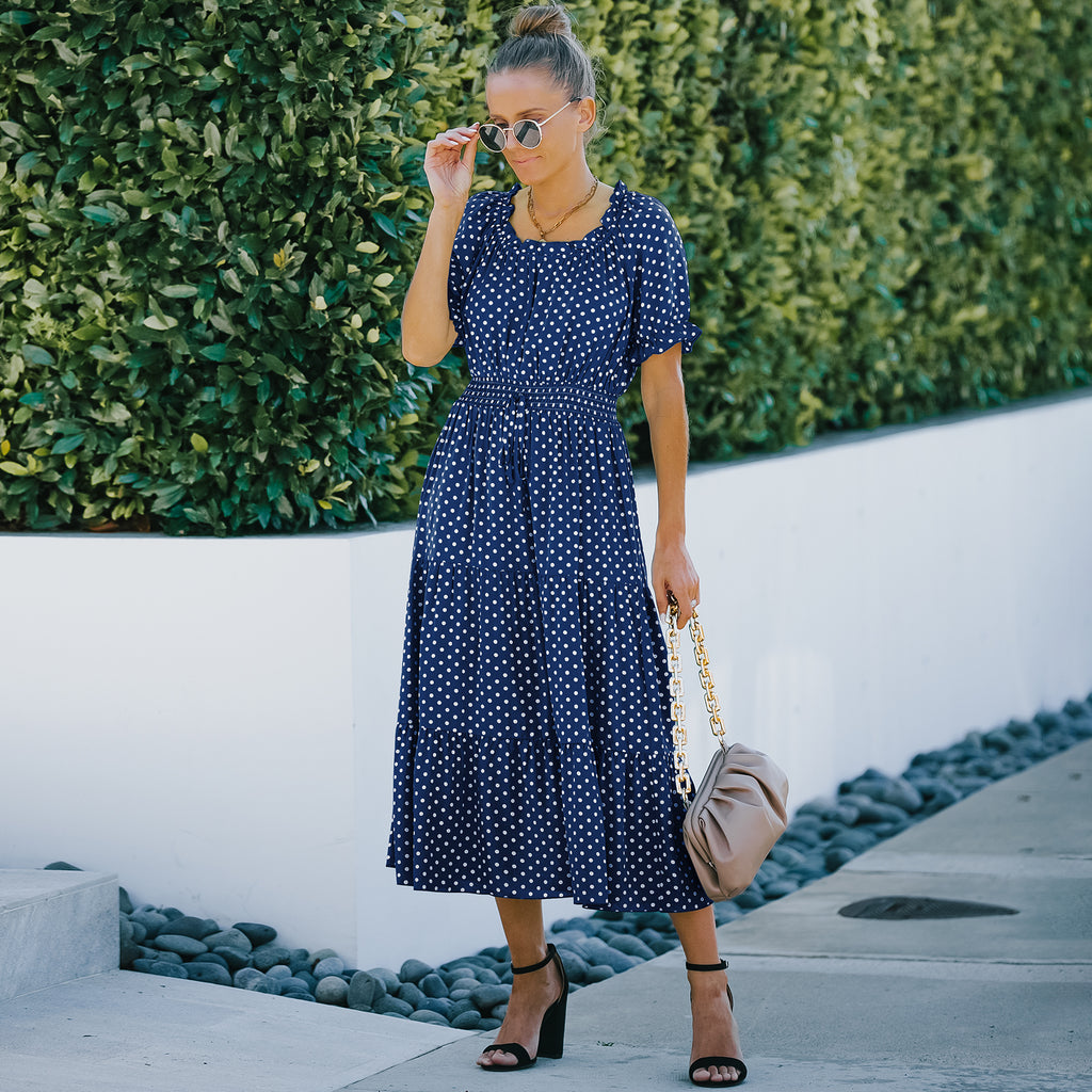 Elegante vestido largo con dobladillo con volantes y lunares