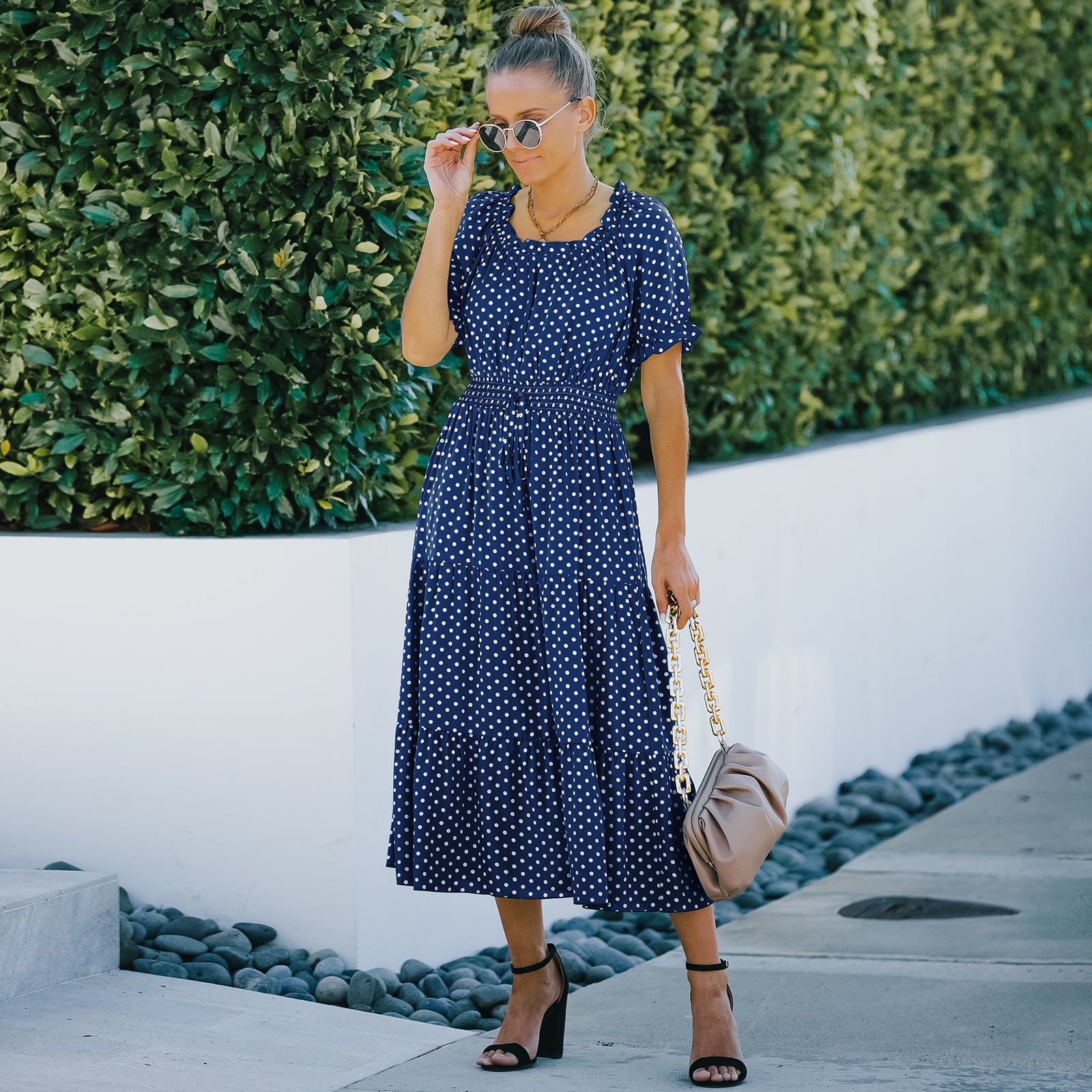 Elegante vestido largo con dobladillo con volantes y lunares