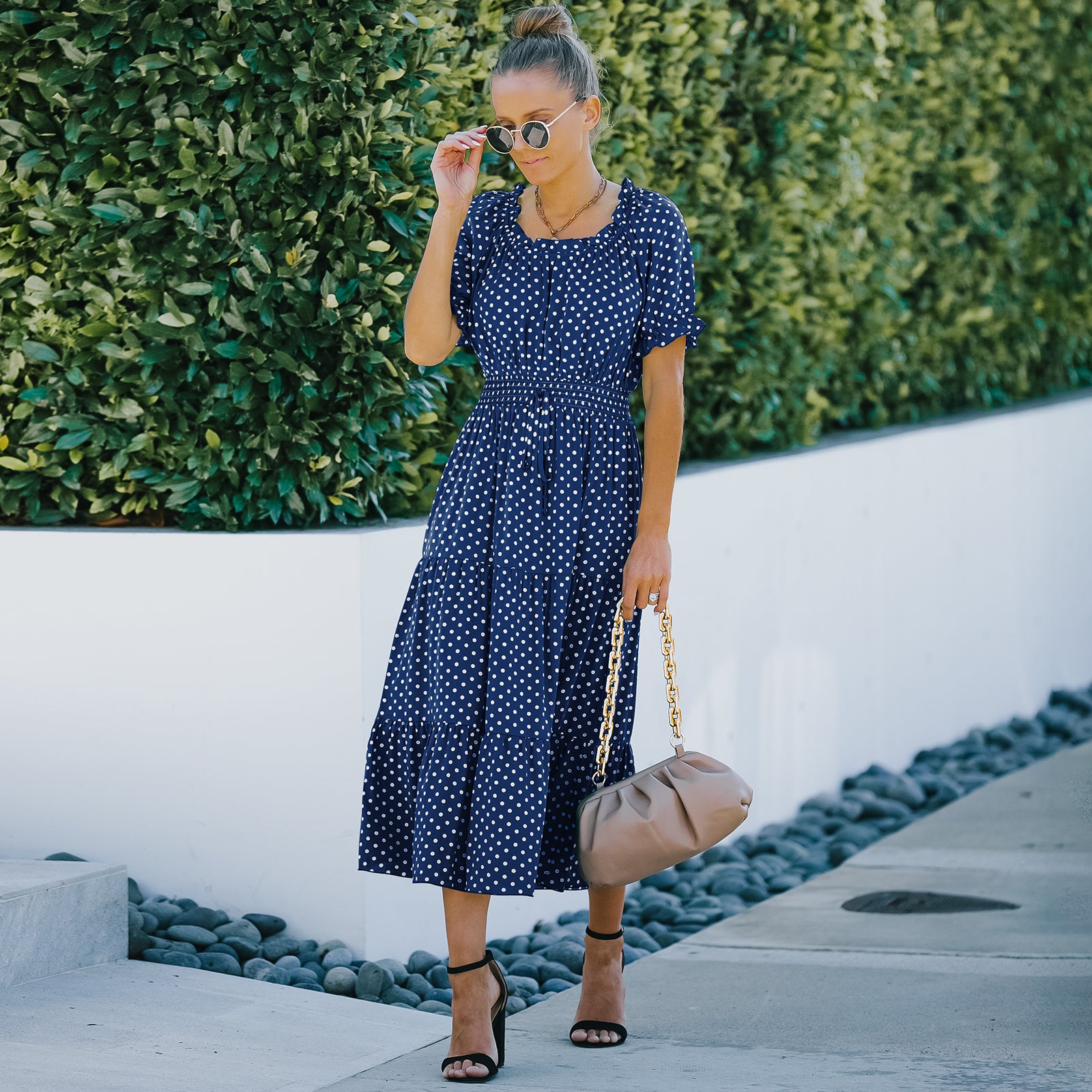 Elegante vestido largo con dobladillo con volantes y lunares