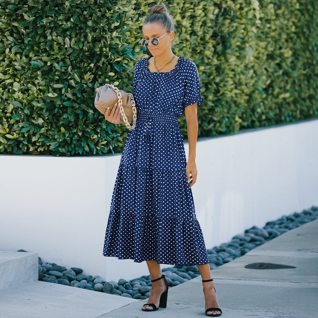 Elegante vestido largo con dobladillo con volantes y lunares