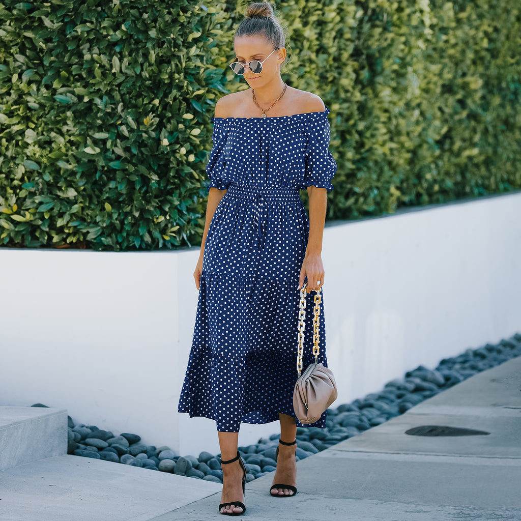 Elegante vestido largo con dobladillo con volantes y lunares