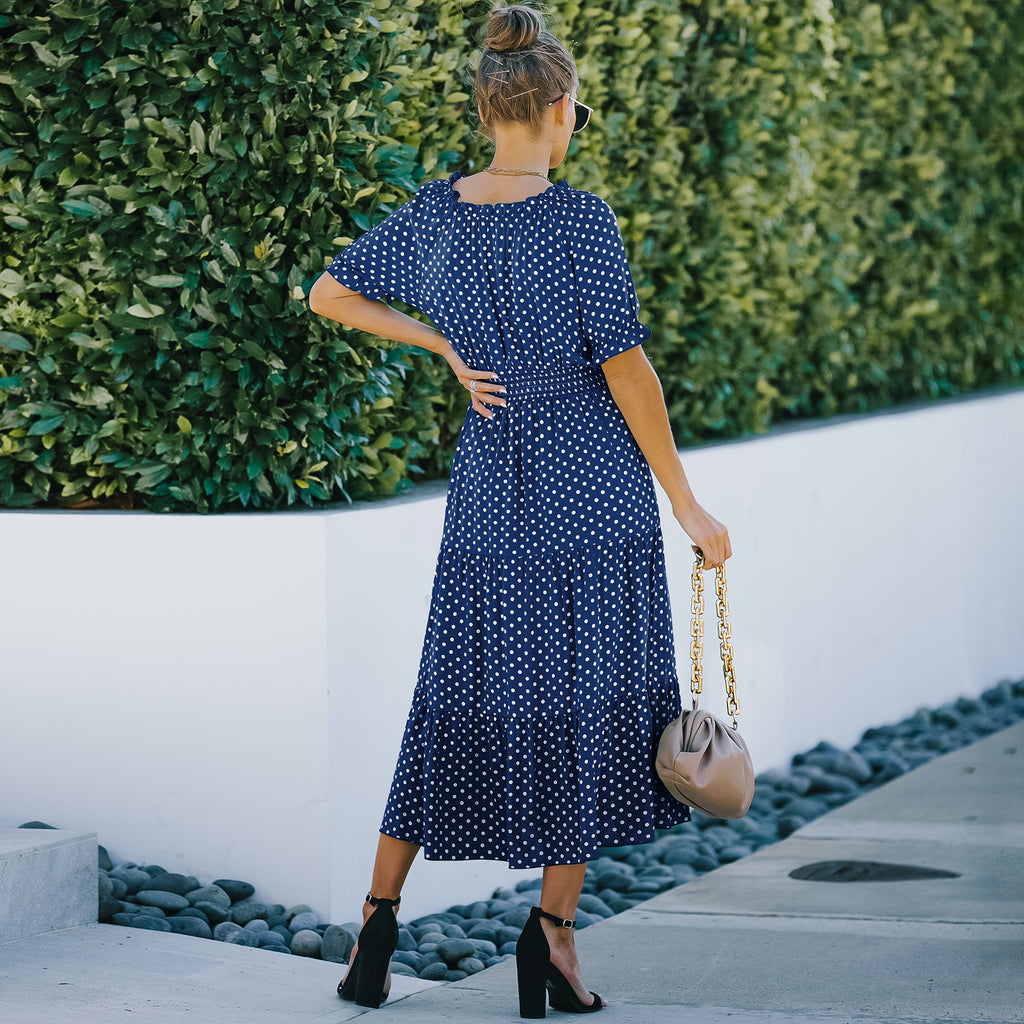Elegante vestido largo con dobladillo con volantes y lunares