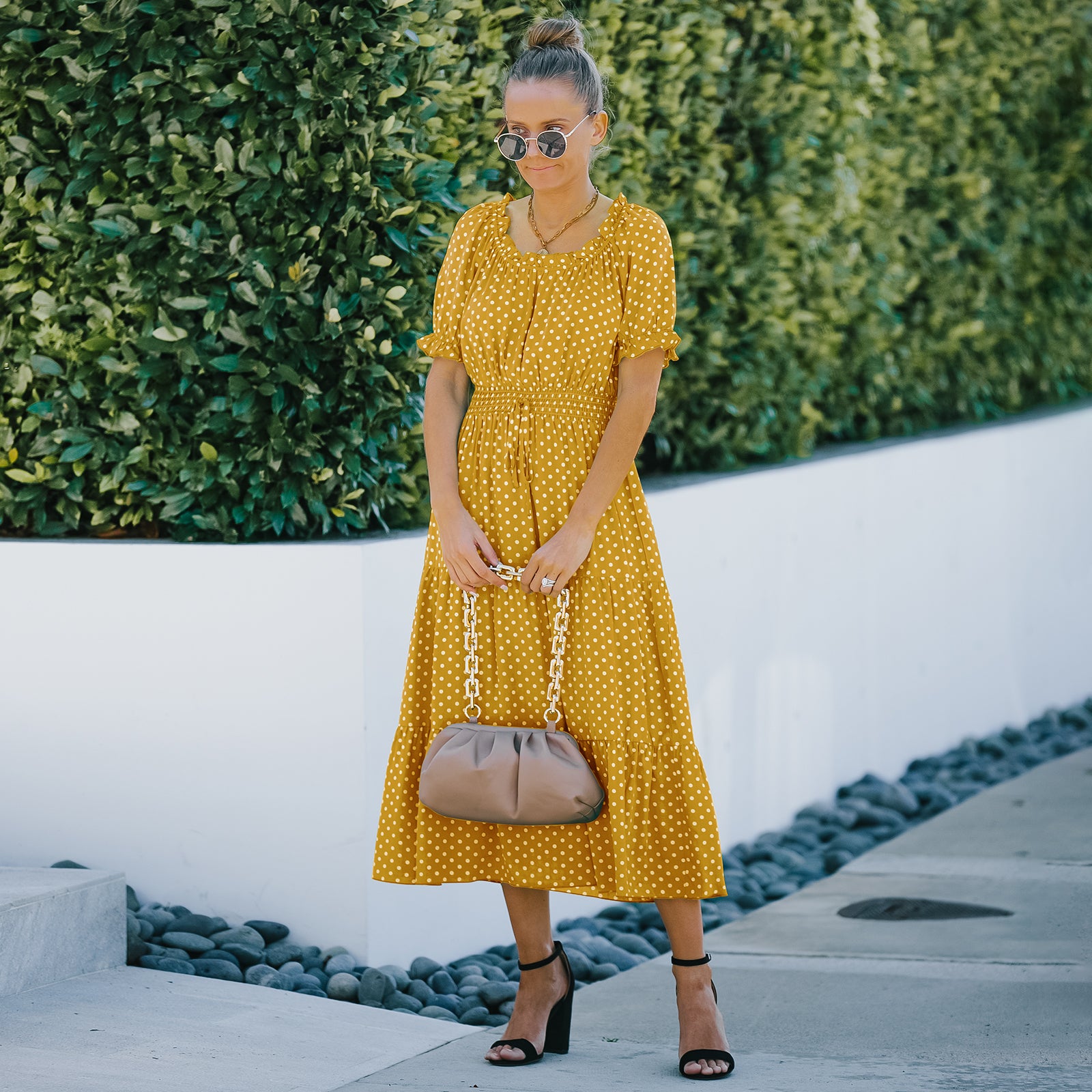 Elegante vestido largo con dobladillo con volantes y lunares