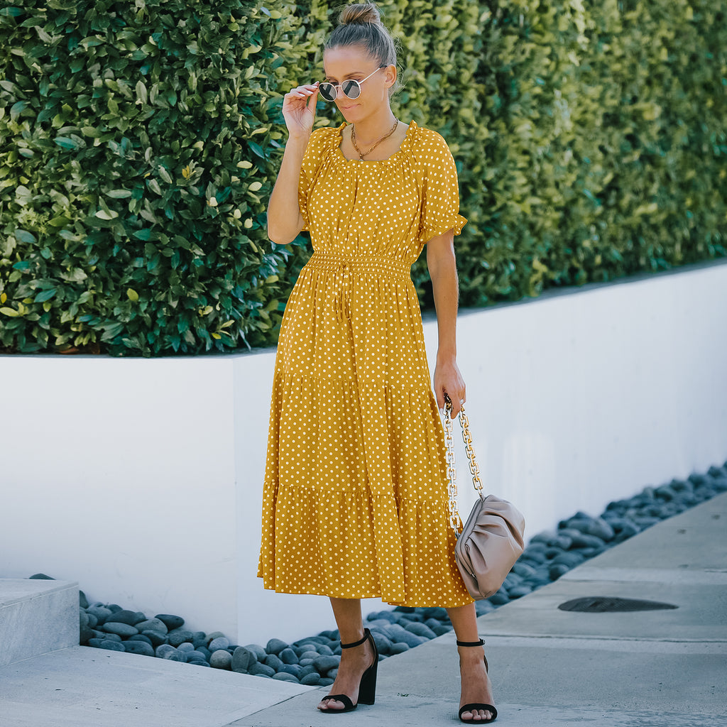 Elegante vestido largo con dobladillo con volantes y lunares