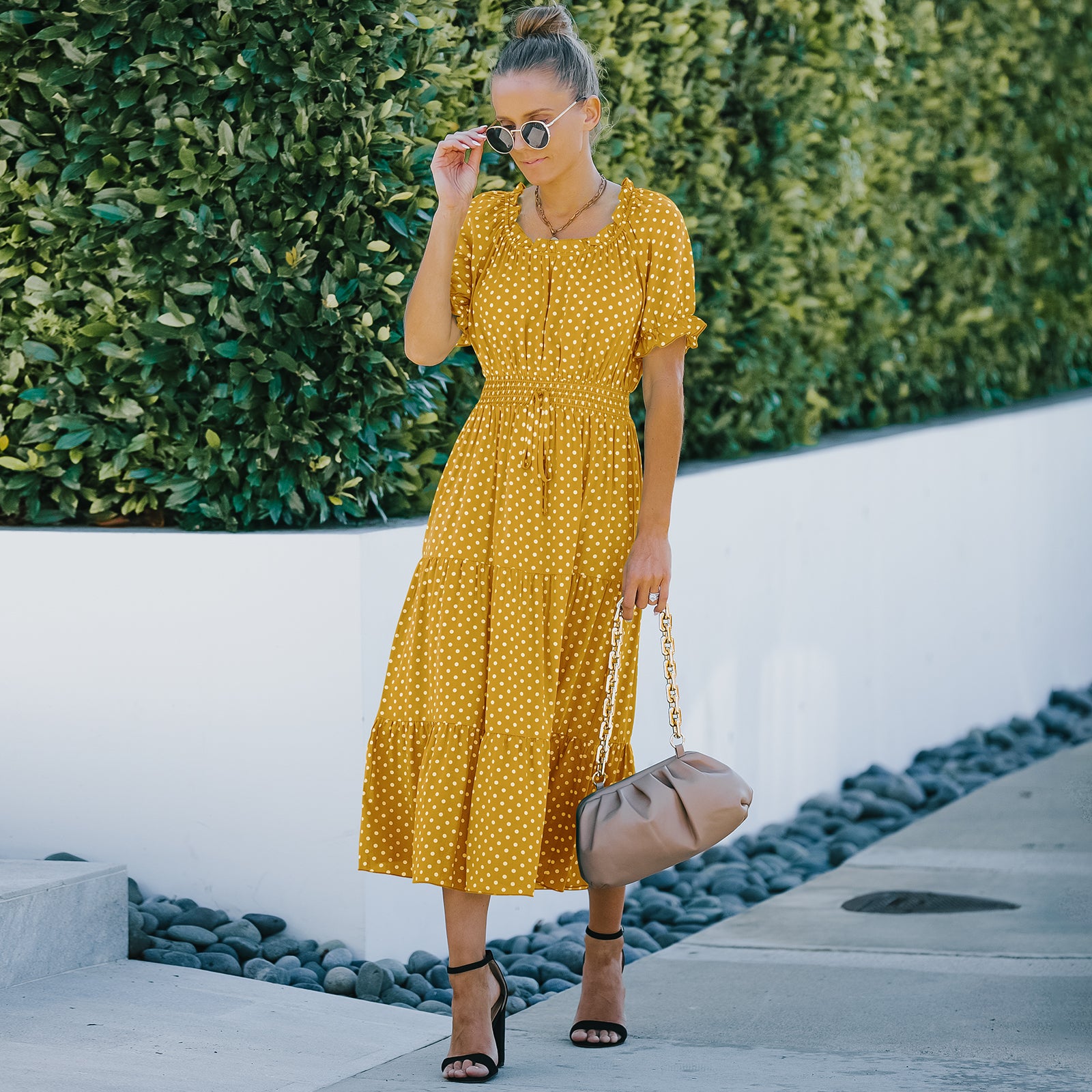 Elegante vestido largo con dobladillo con volantes y lunares