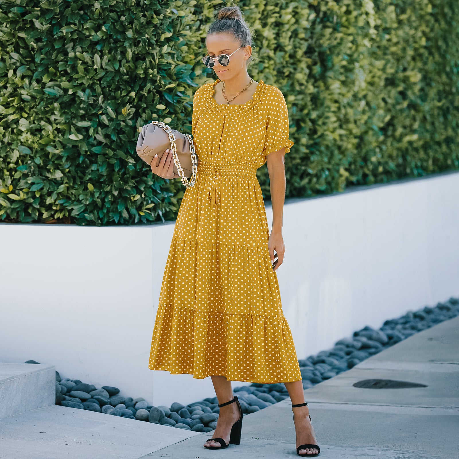 Elegante vestido largo con dobladillo con volantes y lunares