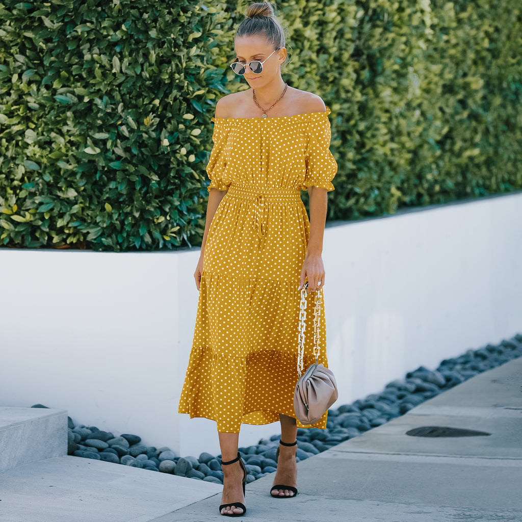 Elegante vestido largo con dobladillo con volantes y lunares