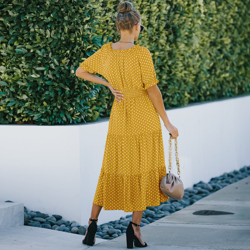 Elegante vestido largo con dobladillo con volantes y lunares